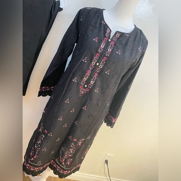 Pakistani 3 pc embroidered suit - Picture 10 of 11